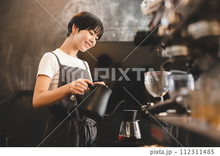 コーヒーを淹れるカフェの店員 112311485