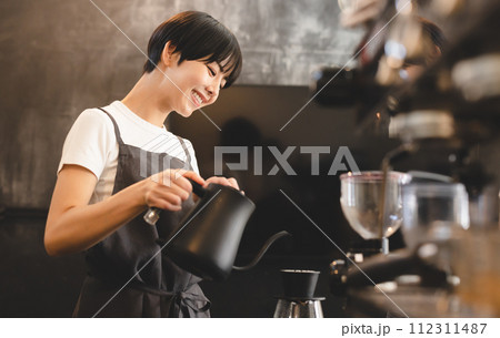コーヒーを淹れるカフェの店員 コーヒーを淹れるカフェの店員 112311487