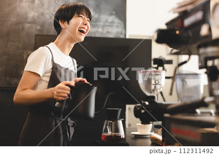コーヒーを淹れるカフェの店員 112311492