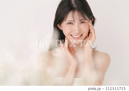 スキンケアをする女性 スキンケアをする女性 112311725