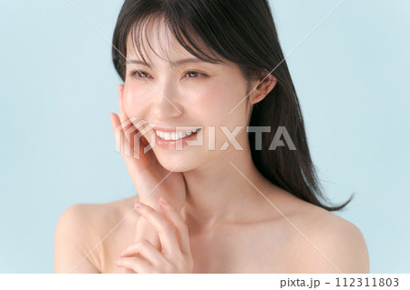 肌のスキンケアをする女性 肌のスキンケアをする女性 112311803
