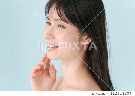 肌のスキンケアをする女性 112311804