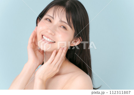 肌のスキンケアをする女性 肌のスキンケアをする女性 112311807