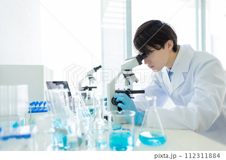 研究者　医療　顕微鏡  112311884