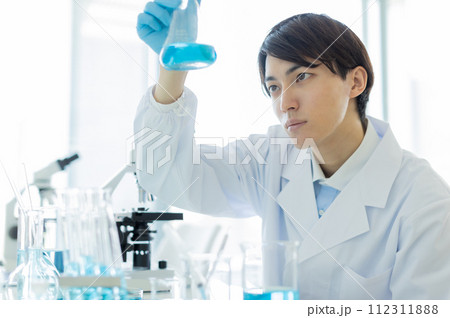 研究者　医療　顕微鏡  112311888