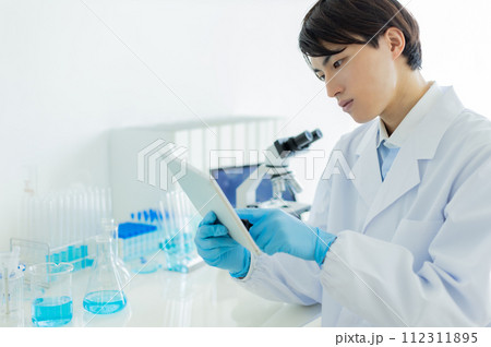 研究者　医療　顕微鏡  112311895