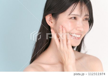 頬に手を当てる若い女性 112311974