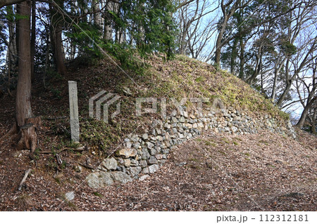小谷城 本丸石碑と石垣 小谷城 本丸石碑と石垣 112312181