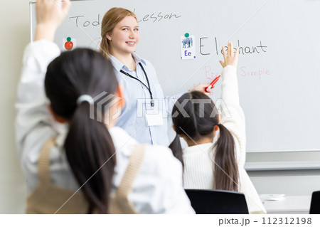 金髪の外国人講師と英語を勉強する小学生 blonde foreign instructor 金髪の外国人講師と英語を勉強する小学生 blonde foreign instructor 112312198