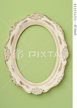 アンティークな楕円型の額縁 112312218