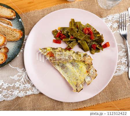 Fried pork ribs served with green beans 112312422