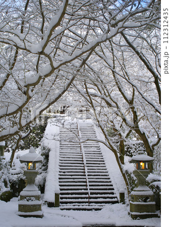 まだ誰も訪れていない境内の階段に積もる雪、静寂が漂う。 まだ誰も訪れていない境内の階段に積もる雪、静寂が漂う。 112312435