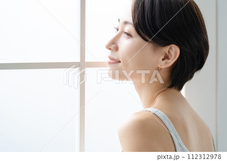 笑顔のミドル女性 112312978