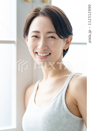 笑顔のミドル女性 笑顔のミドル女性 112312990