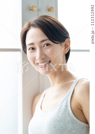 笑顔のミドル女性 112312992