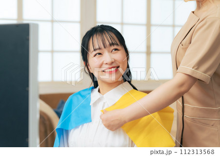 パーソナルカラー診断を受ける女性 112313568
