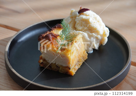 自家製チーズケーキとアイスクリーム 112314199