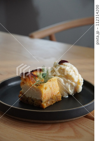 自家製チーズケーキとアイスクリーム　縦 112314200