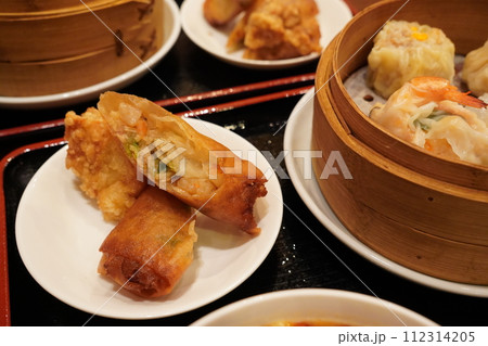 中華料理屋さんの点心と春巻き 112314205