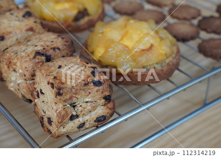 並んだ焼き菓子　スコーンとパイナップルタルト 112314219