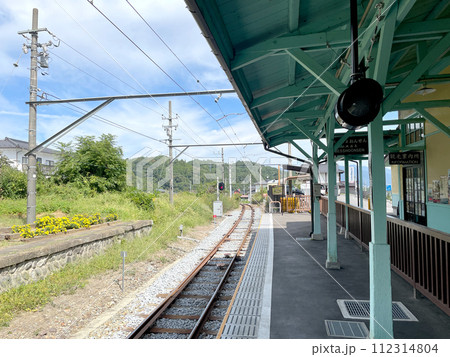 クラシカルな木造の別所温泉駅のホーム クラシカルな木造の別所温泉駅のホーム 112314804