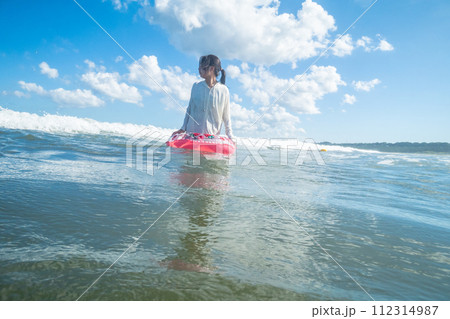 Ocean bathing 112314987