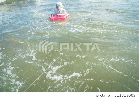 Ocean bathing 112315005