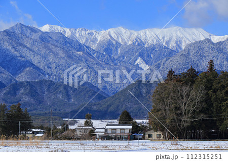 雪の安曇野と北アルプス 112315251