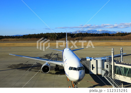秋田空港　旅客機と奥羽山脈 112315291