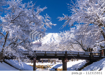 《山梨県》冬の富士山・雪景色の忍野村新名庄川 《山梨県》冬の富士山・雪景色の忍野村新名庄川 112315931