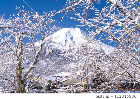 《山梨県》冬の富士山・雪景色の忍野村新名庄川 112315936