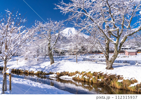 《山梨県》冬の富士山・雪景色の忍野村新名庄川 112315937