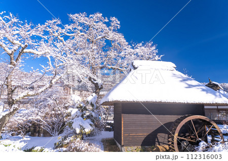 《山梨県》積雪の忍野八海 《山梨県》積雪の忍野八海 112316003