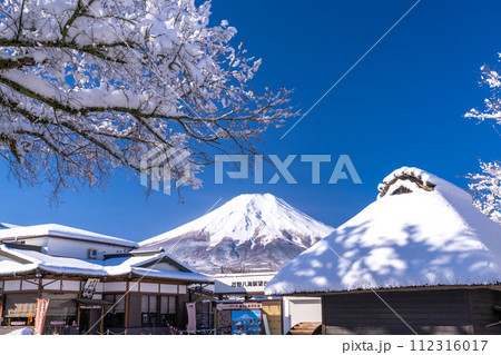 《山梨県》冬の富士山・積雪の忍野八海 112316017