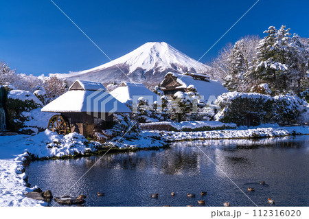 《山梨県》冬の富士山・積雪の忍野八海 112316020