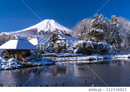 《山梨県》冬の富士山・積雪の忍野八海 112316021