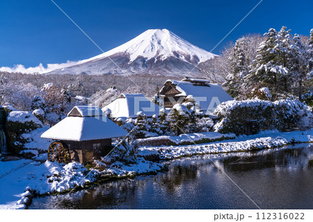 《山梨県》冬の富士山・積雪の忍野八海 112316022