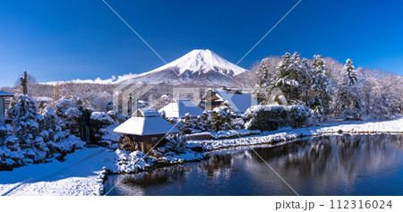 《山梨県》冬の富士山・積雪の忍野八海 112316024