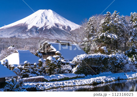 《山梨県》冬の富士山・積雪の忍野八海 112316025