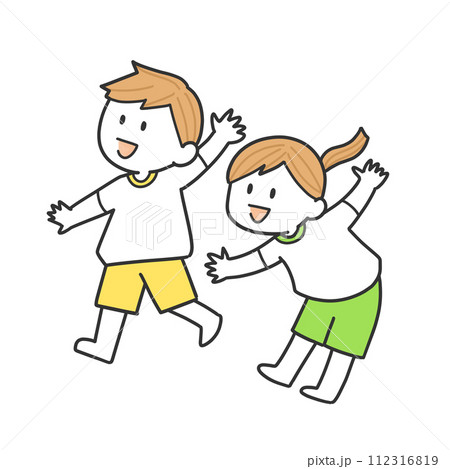 楽しそうにはしゃぐ体操服の子供達 112316819