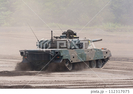 発進する陸上自衛隊90式戦車 発進する陸上自衛隊90式戦車 112317075