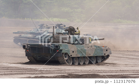 一時停止する陸上自衛隊90式戦車 112317076