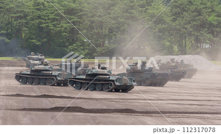 走行する陸上自衛隊戦車教導隊の戦車 112317078