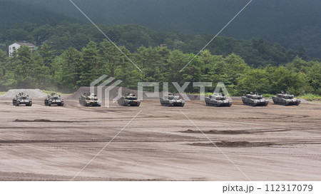 整列する陸上自衛隊戦車教導隊の戦車 112317079