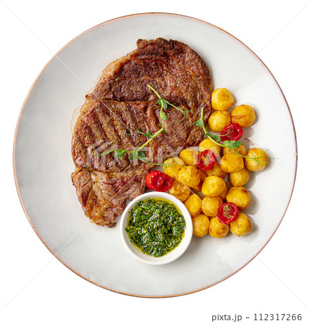 Portion of grilled steak with baby potatoes 112317266