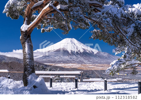 《山梨県》冬の富士山・積雪の二十曲峠 112318582