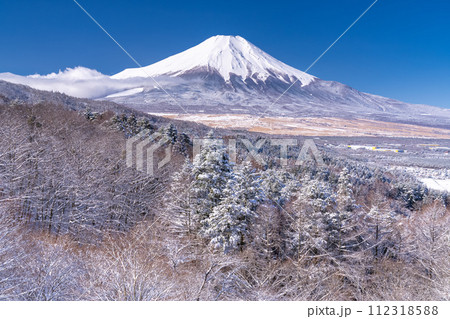 《山梨県》冬の富士山・積雪の二十曲峠 112318588