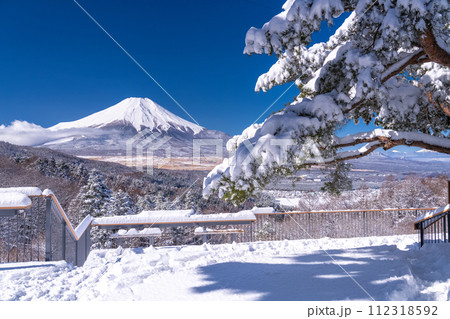 《山梨県》冬の富士山・積雪の二十曲峠 112318592