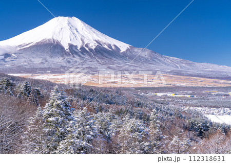 《山梨県》冬の富士山・積雪の二十曲峠 《山梨県》冬の富士山・積雪の二十曲峠 112318631
