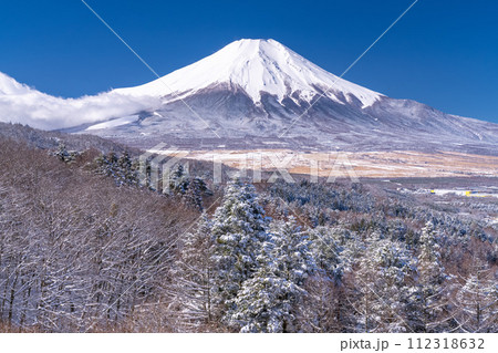 《山梨県》冬の富士山・積雪の二十曲峠 《山梨県》冬の富士山・積雪の二十曲峠 112318632